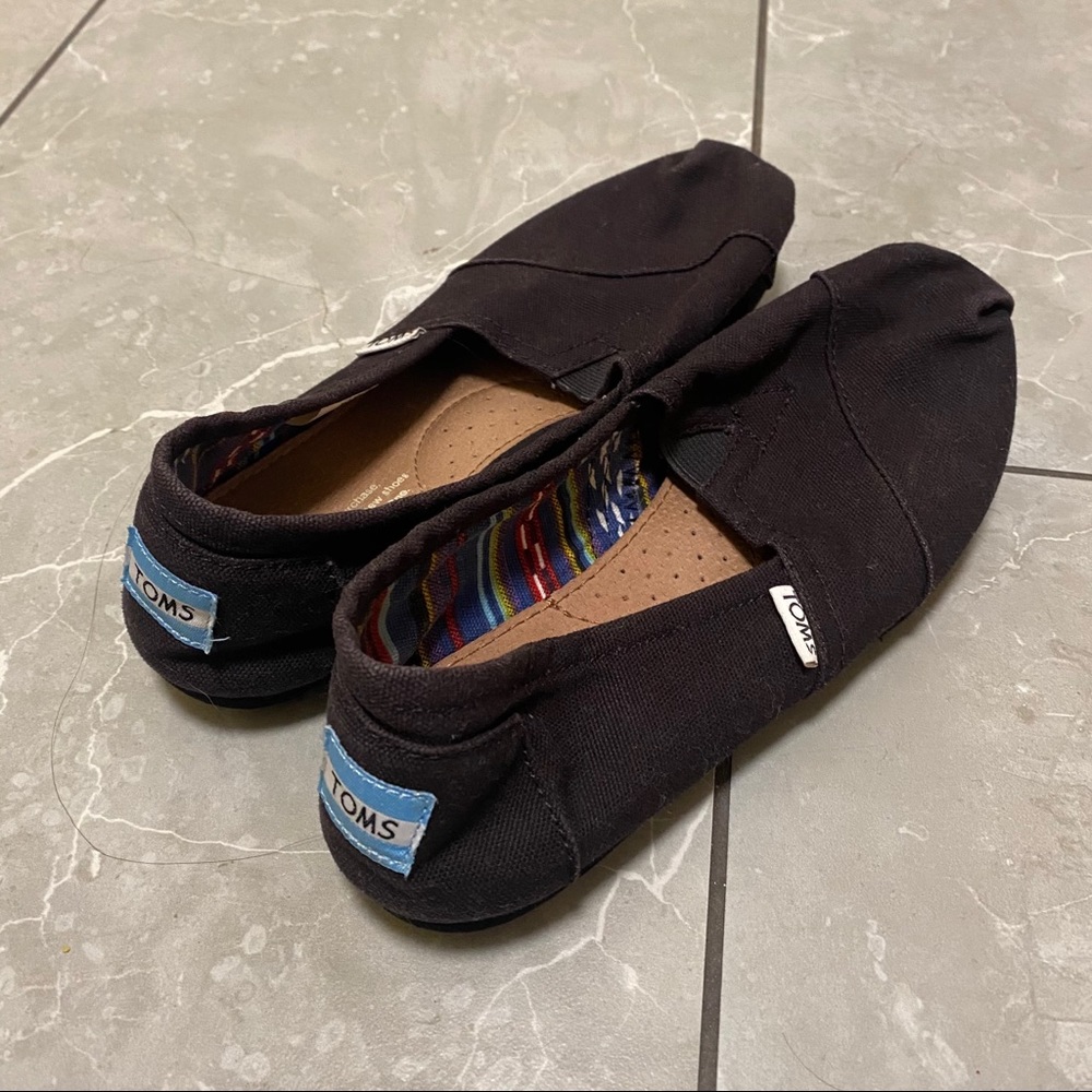 Women’s TOMS flats size 6.5